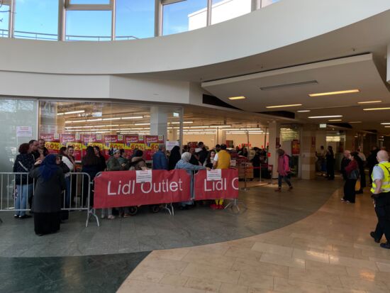 Großer Andrang beim LIDL Outlet